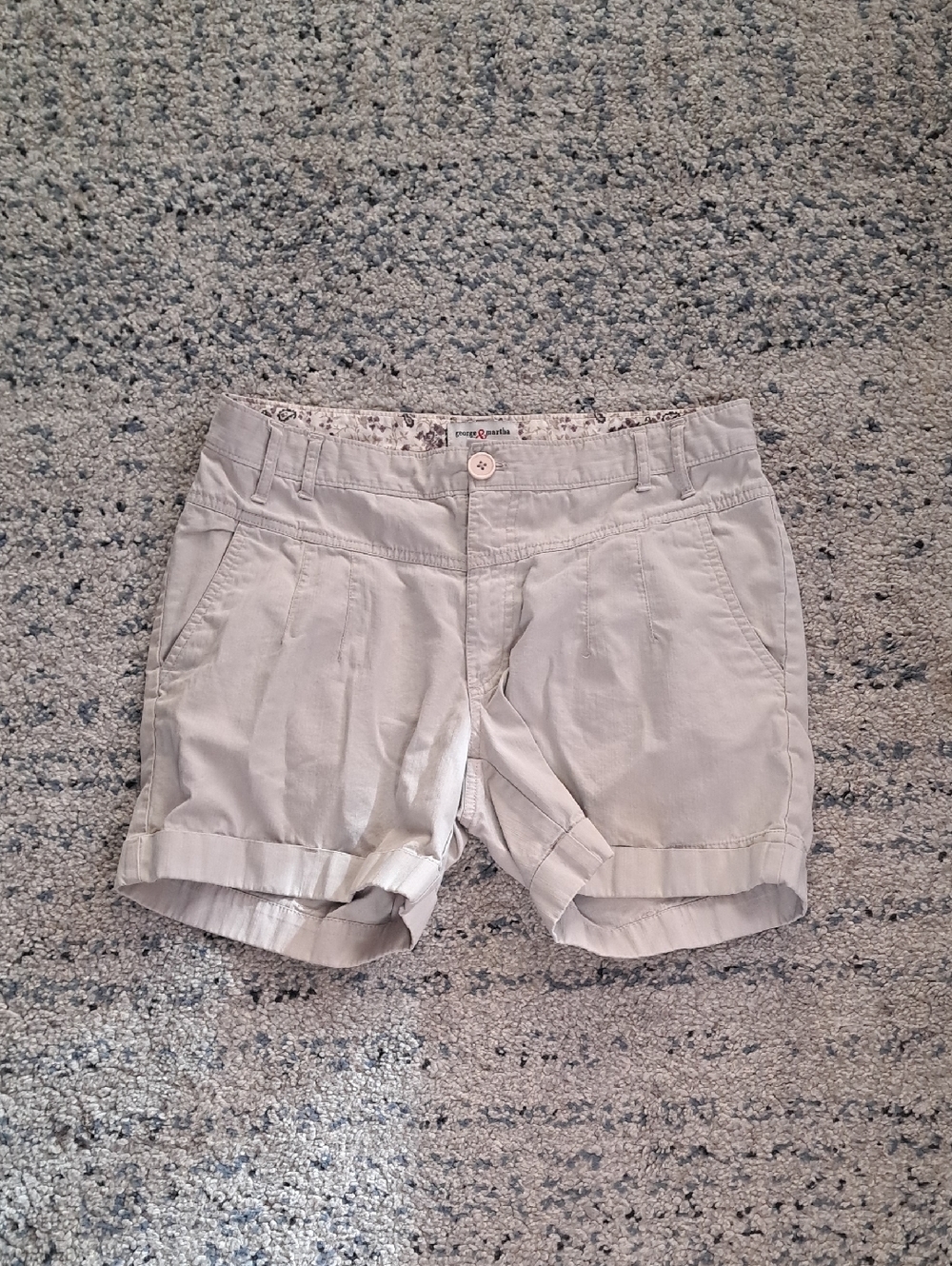 Women’s Light Cream/tan Roll-Cuff Pleated Bermuda Shorts